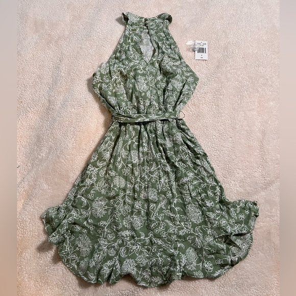 B. Smart green Floral Halter Dress - Picture 6 of 7